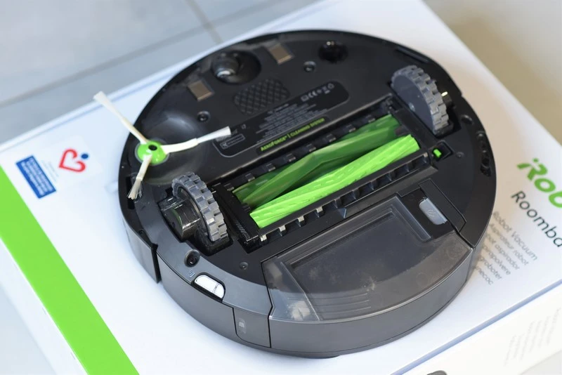 iRobot Roomba i7 8