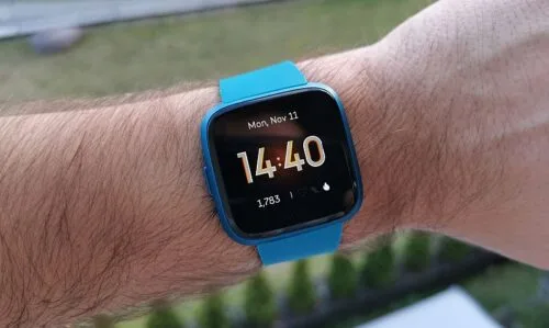 Wygląd to nie wszystko. Fitbit Versa Lite – recenzja