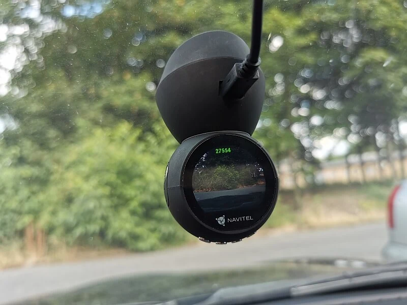 Kamera z GPS i fotoradarami od Navitel to strzał w dziesiątkę! Dlaczego warto kupić ten sprzęt w czasie wakacji?