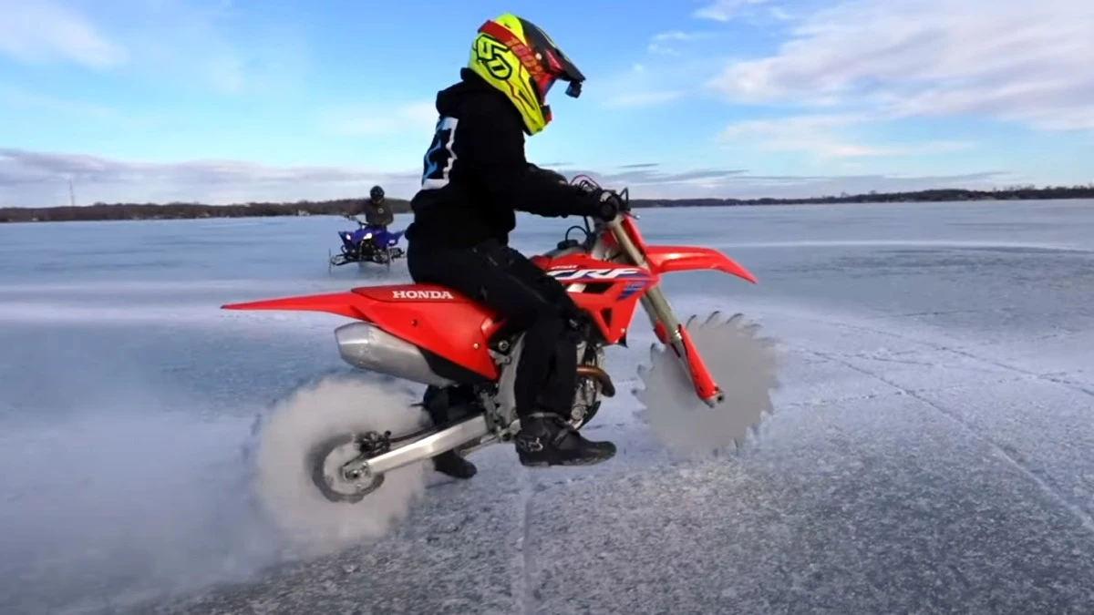 Ostrza piły tarczowej zamiast kół. Zuchwała jazda motocyklem po lodzie