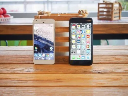 Pixel kopią iPhone’a? Internet drwi z Google