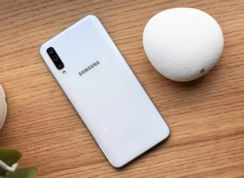 Samsung Galaxy A50 – test smartfonu z pięknym ekranem i niezłą baterią