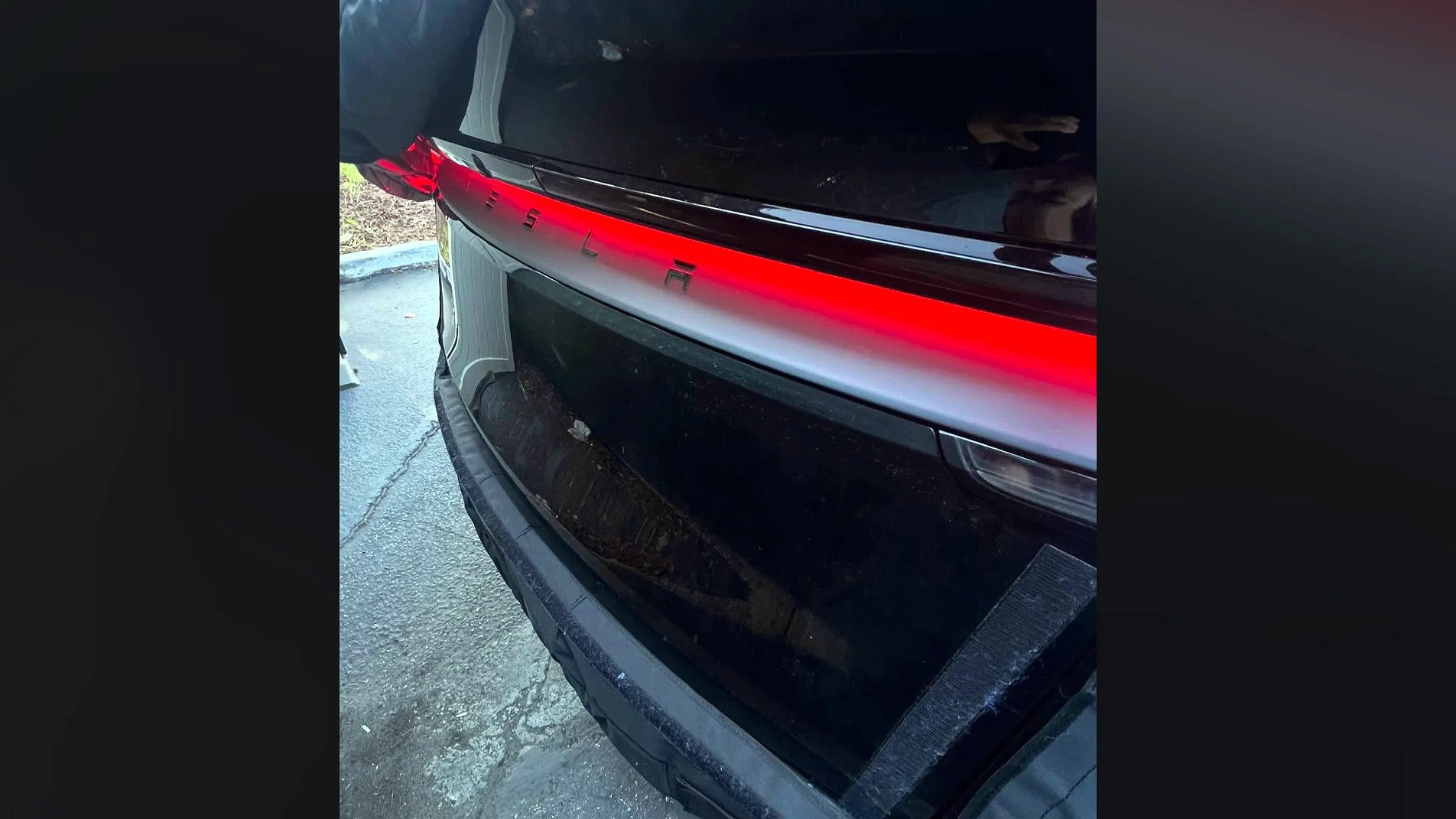 Nowa Tesla Model Y Juniper light bar