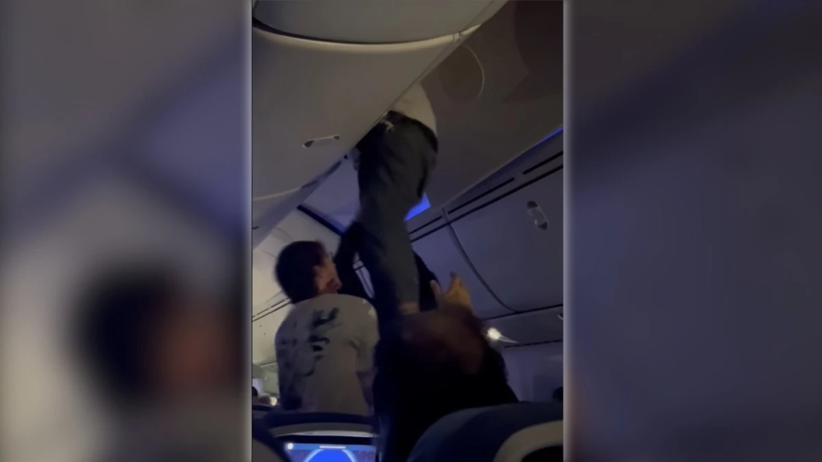 Turbulencje wrzuciły pasażera do schowka w samolocie Air Europa UX045 – nagrania