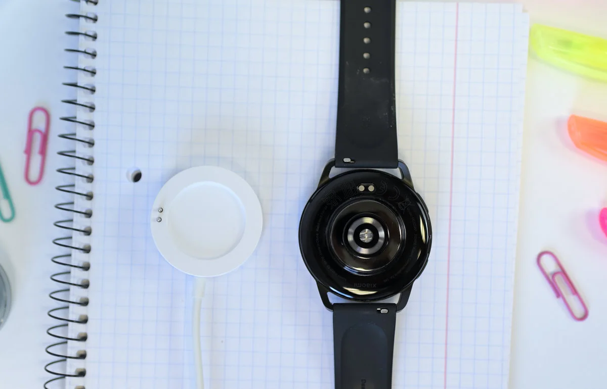 ładowarka i zapięcia paska w Xiaomi Watch S3