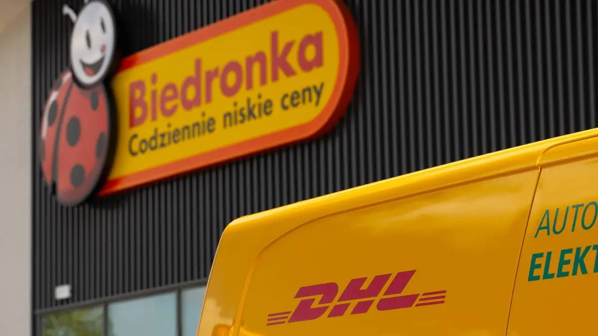 Biedronka i DHL łączą siły. Stanie mnóstwo automatów paczkowych