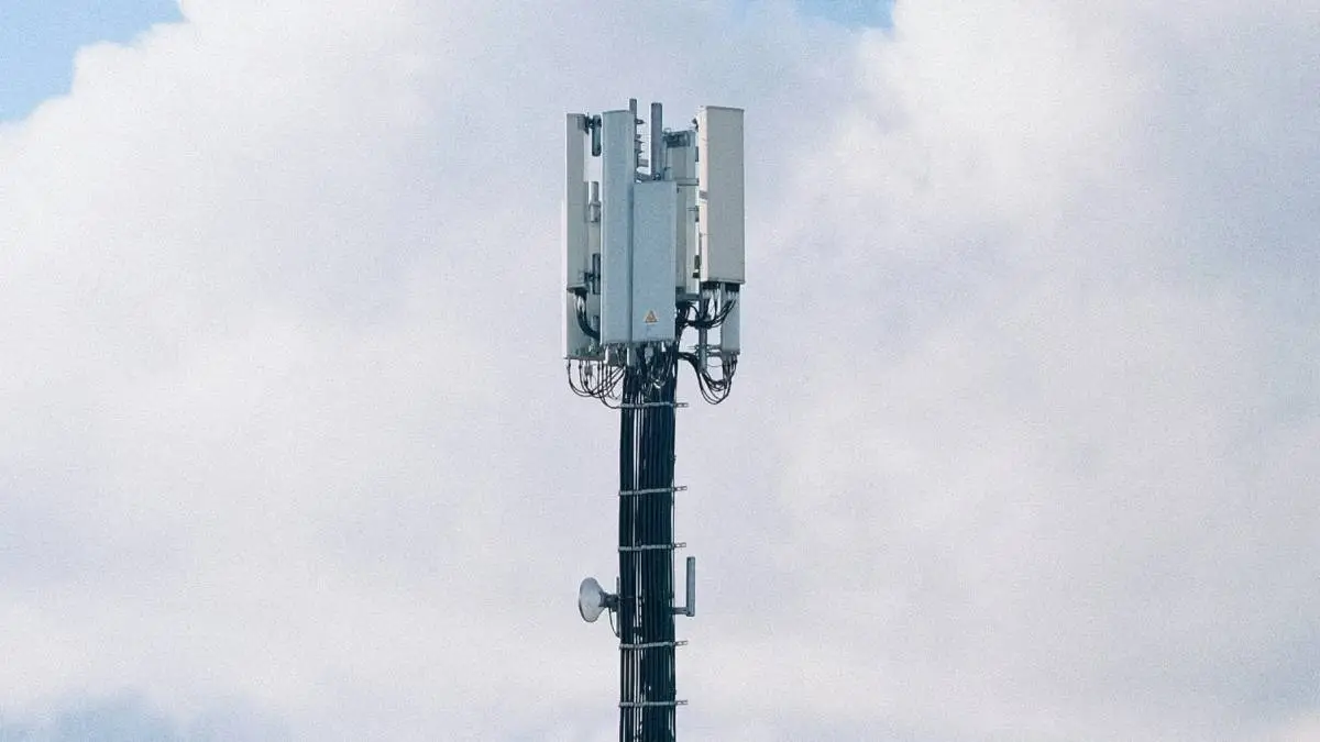 Mieszkańcy nie chcieli masztu 5G. Postawią im więc dwa