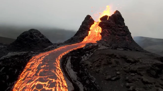 Wow! Zobaczcie te nagrania z drona pokazujące erupcję wulkanu (wideo)