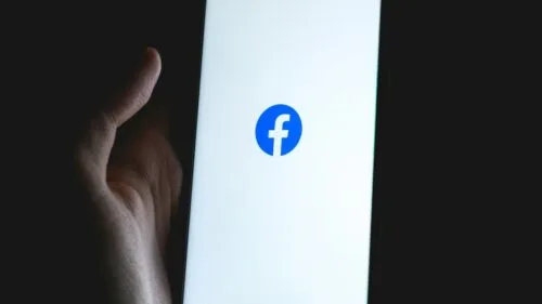 Facebook jest pełen fałszywych reklam. Ta zepsuje Twój komputer