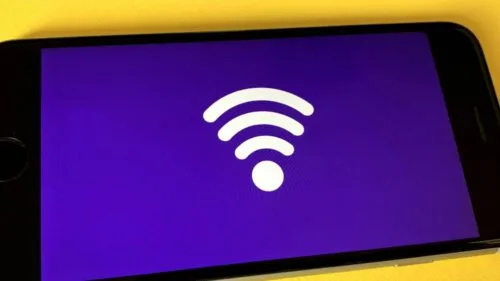 Mężczyzna tworzył fałszywe Wi-Fi w samolotach. Trafił za kratki