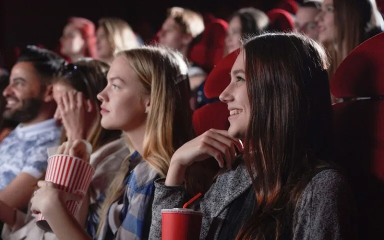 Zapomniałeś nazwy filmu? Opisz go, a ta strona go znajdzie