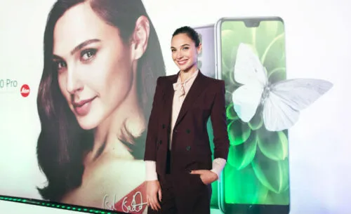 Gal Gadot twierdzi, że nie zdradziła swojego Huawei Mate 10 Pro z iPhonem