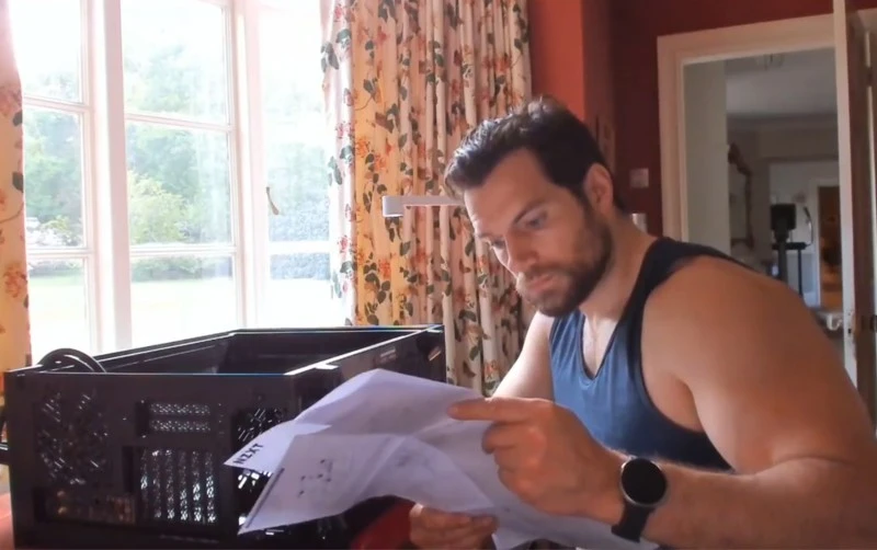 Henry Cavill chwali się komputerem i formą na Instagramie [Wideo]