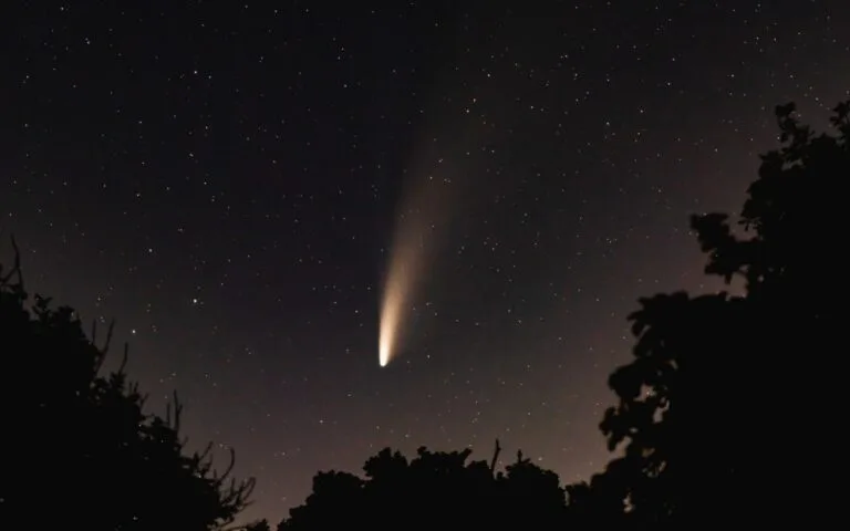 Największa kometa w historii dostrzeżona przez Kosmiczny Teleskop Hubble’a