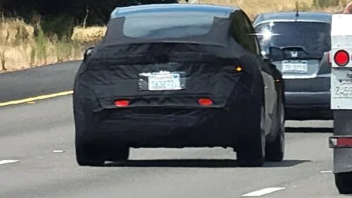 Nowa Tesla Model Y Juniper dostrzeżona na jeździe testowej. Zmiany nie kończą się na wyglądzie