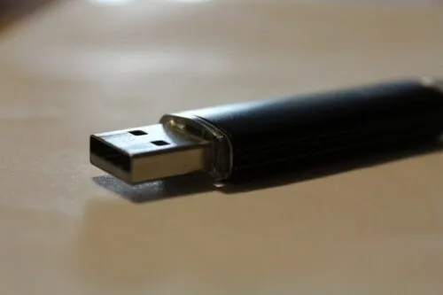 Zwycięzcy konkursu o cyberbezpieczeństwie otrzymali… zainfekowane pendrive’y