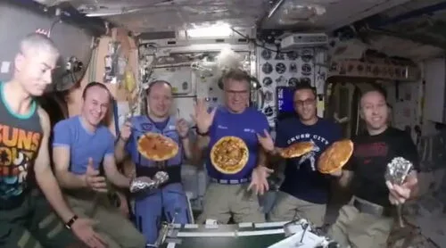 Pizza w kosmosie? Astronauci pokazują, jak ją zrobić i zjeść (wideo)