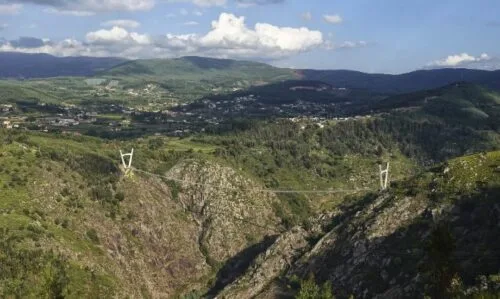 W Portugalii powstał najdłuższy most wiszący. Od samego patrzenia skręca mi żołądek