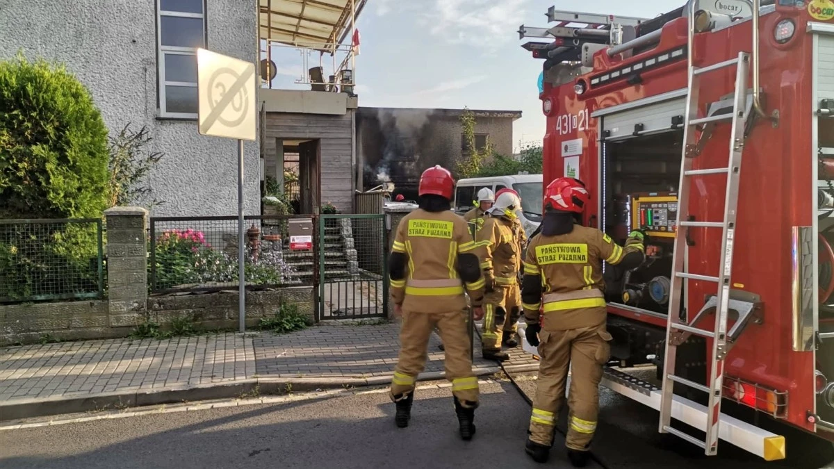 Pożar w Kluczborku. Spłonął samochód elektryczny i Porsche