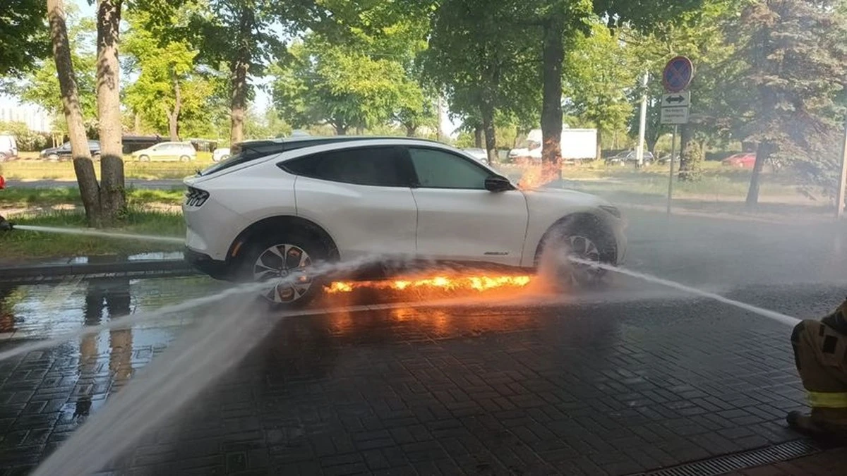 Pożary samochodów elektrycznych to rzadkość. Statystyki Tesla