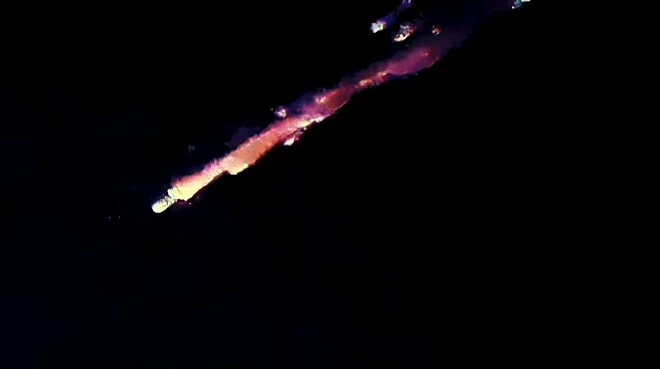 To meteoryt? Nie, to tylko kawałek rakiety SpaceX, który wrócił na Ziemię (wideo)