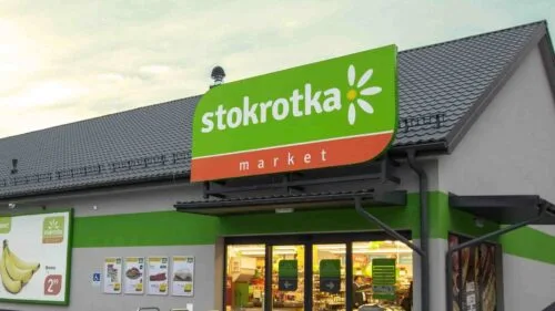 Stokrotka wierzy w elektryki. Przy sklepach staną stacje ładowania