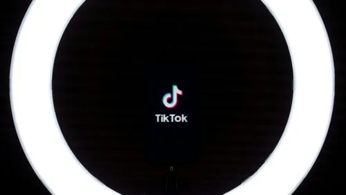 TikTok stawia na AI. Firma zwalnia setki pracowników