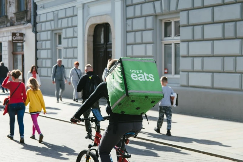 Rowerowi dostawcy mogą się już bać? Uber chce dostarczać jedzenie za pomocą robotów