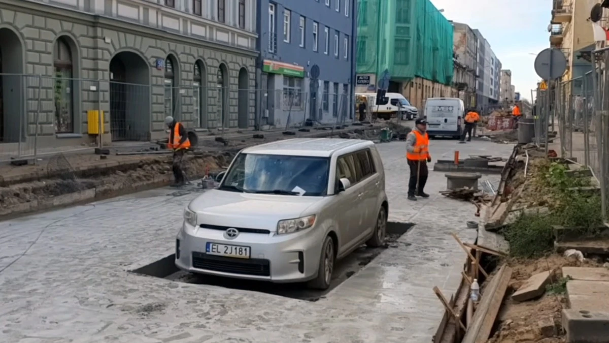 W Łodzi zabetonowano samochód. Internauci kpią, auto zniknęło