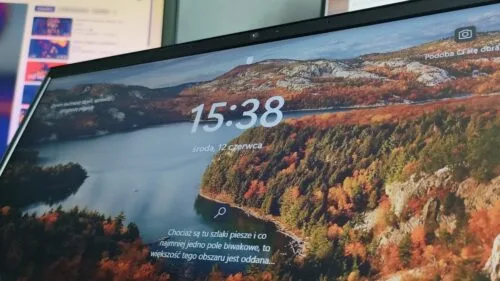 Windows 11 jeszcze bardziej zaśmieci ekran blokady