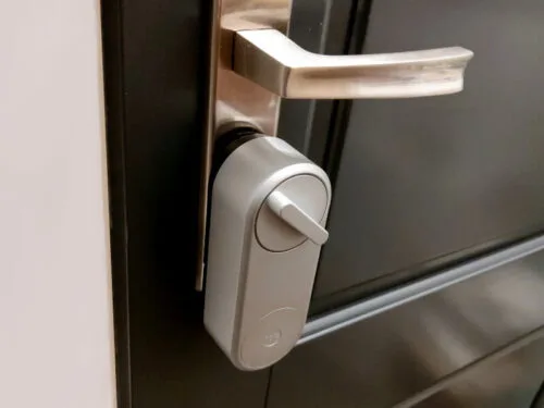 Yale Linus Smart Lock. Test prostego w montażu smart zamka otwieranego telefonem i kluczami